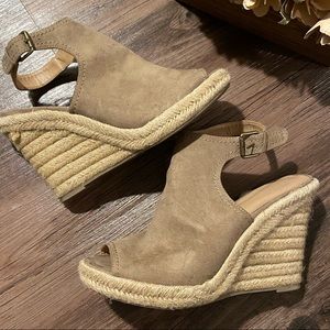 👡 [Universal Thread] Taupe Espadrille wedge